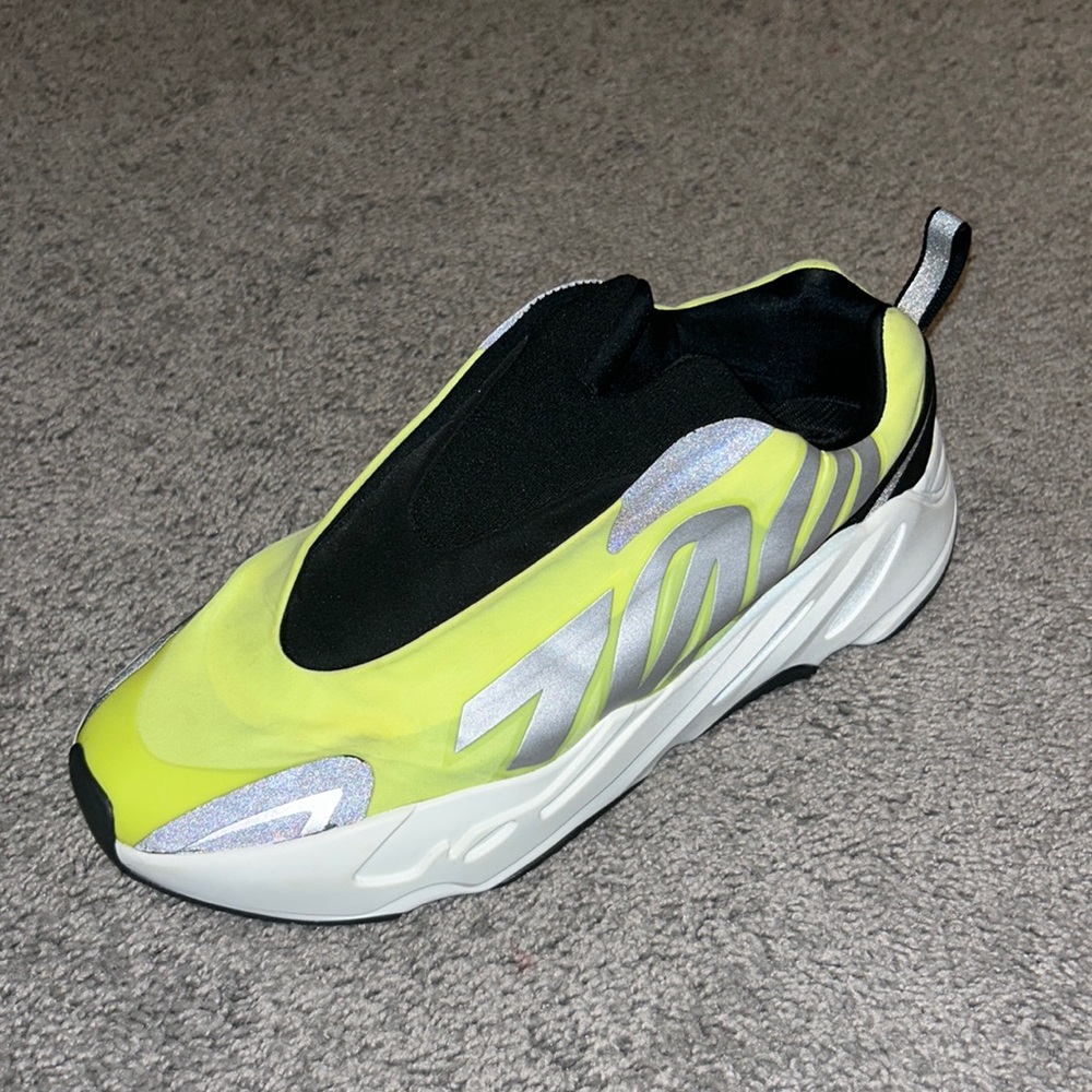 FLASH SALE🚨USED LIKE NEW YEEZY 700 MNVN LACELESS